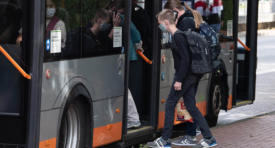 Angesichts der wachsenden Zahl von Infektionen hat der Staat mit den Kommunen vereinbart, die Mittel für zusätzliche Schulbusse zu erhöhen. Zum Schutz vor Koronainfektionen sollen zusätzliche Busse eingesetzt werden, um zu verhindern, dass Schulkinder in den Bussen zu eng beieinander stehen. Das spezielle Koronaprogramm des Landes für Schulbusse wird angesichts der wachsenden Zahl von Infektionen verstärkt. Das Verkehrsministerium stimmte mit dem Bezirksrat überein, die staatlichen Mittel für die Bestellung zusätzlicher Busse für den Schulverkehr auf 95 Prozent zu erhöhen und mehr Busse fahren zu lassen. Bisher hat der Staat die Bestellung zusätzlicher Schulbusse mit 80 Prozent subventioniert, wenn 100 Prozent …