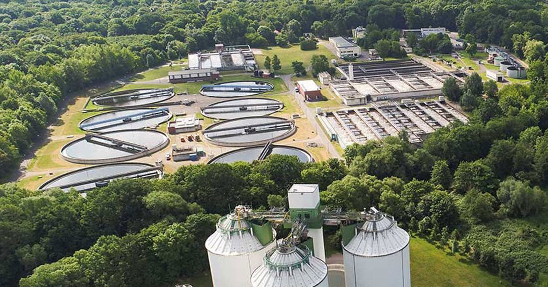 Am Samstag, den 4. Mai 2024, haben Besucherinnen und Besucher die Möglichkeit, das Klärwerk Rosental der Leipziger Wasserwerke im Rahmen eines Tages der offenen Tür zu besichtigen. Zwischen 14 und 18 Uhr können Interessierte individuelle Rundgänge durch das größte Klärwerk Leipzigs machen und dabei spannende Einblicke in die Abwasserreinigung erhalten. Mitarbeitende der Wasserwerke werden vor Ort sein, um den Besuchern zu erklären, wie das Wasser gereinigt wird und wieder in den Naturkreislauf zurückgeführt werden kann. Eine Anmeldung ist für den Besuch nicht erforderlich. Das Programm des Tages der offenen Tür umfasst neben der Vorstellung von Spezialtechnik und einem Blick ins …
