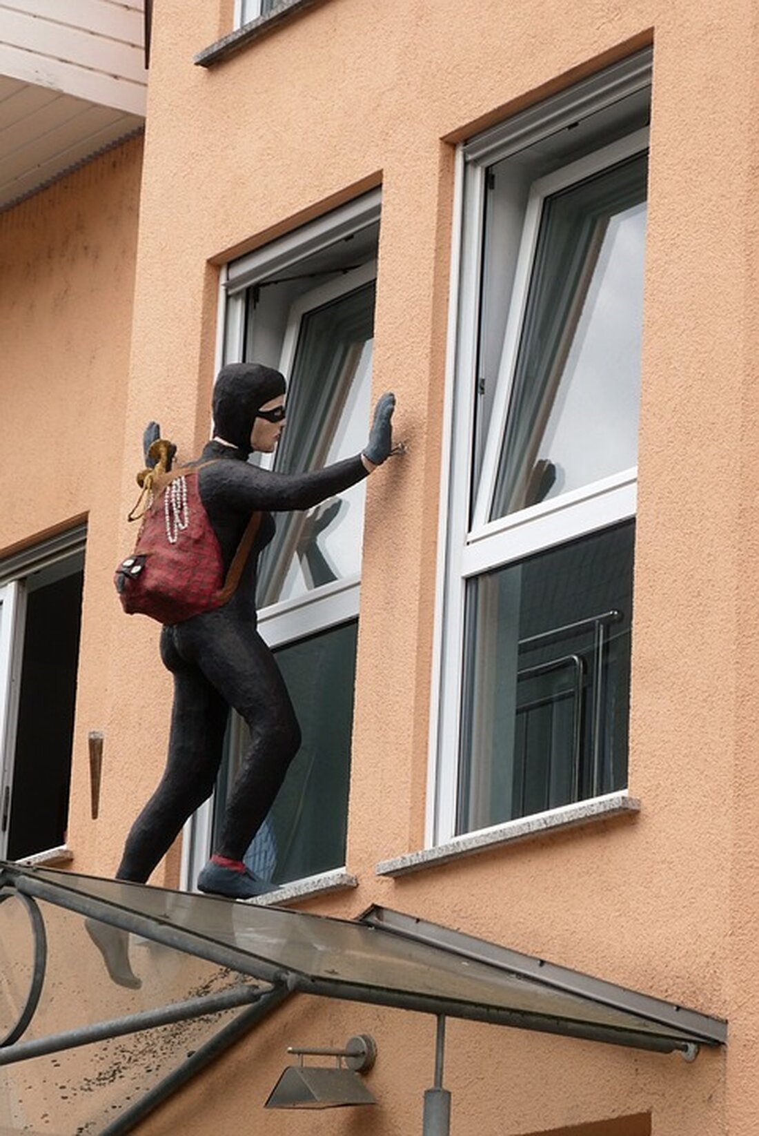 Einbrecher in Aalen überrascht, Machete bei alkoholisierter Person beschlagnahmt, mehrere Vorfälle festgehalten, Polizei sucht Zeugen.