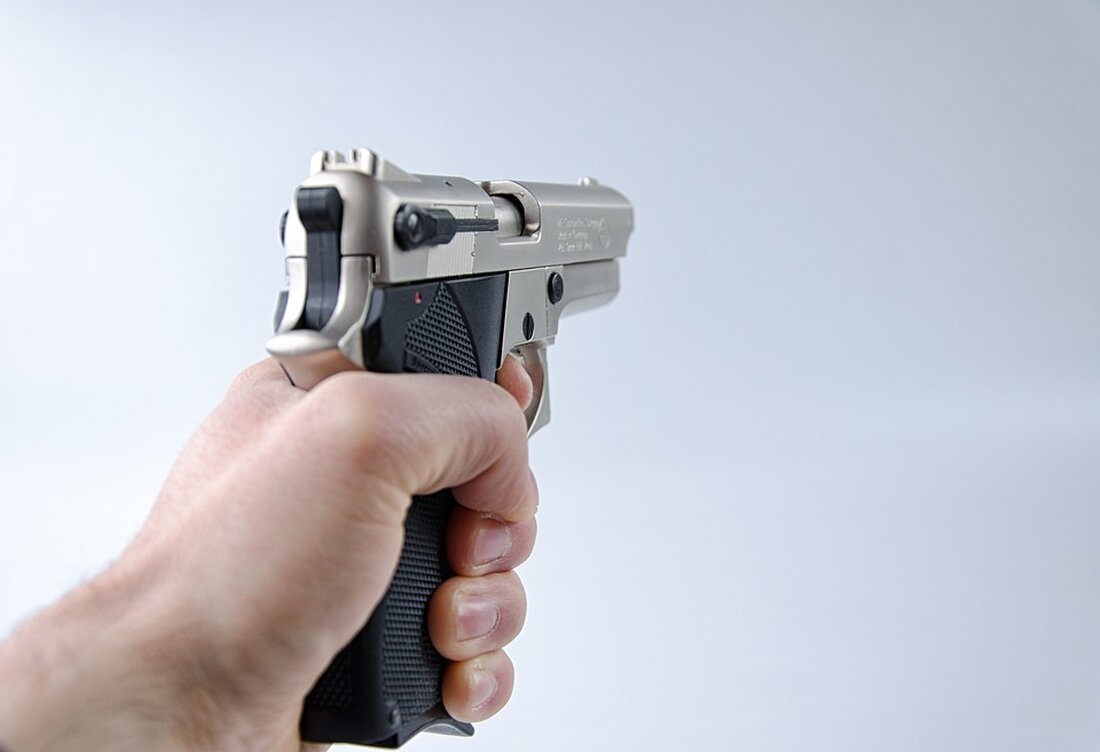 Einbruch in Harthaer Einkaufsmarkt – Polizei sucht Zeugen Die Polizei in Hartha sucht Zeugen für einen Einbruch in einen Einkaufsmarkt, der in der Nacht zum Donnerstag stattfand. Gegen 21.45 Uhr wurde die Polizei von einem Wachschutz über den Vorfall informiert. Unbekannte Täter hatten gewaltsam die Eingangstüren des Marktes in der Dresdener Straße geöffnet und eine bisher unbekannte Menge Zigaretten entwendet. Über den entstandenen Schaden gibt es bisher keine Angaben. Dunkel gekleidete Täter flüchteten mit dunklem Pkw Kombi Dank Zeugenaussagen konnte die Polizei bisher herausfinden, dass die Täter offenbar dunkle Kleidung trugen. Sie sollen zu dritt gewesen sein und mit einem …