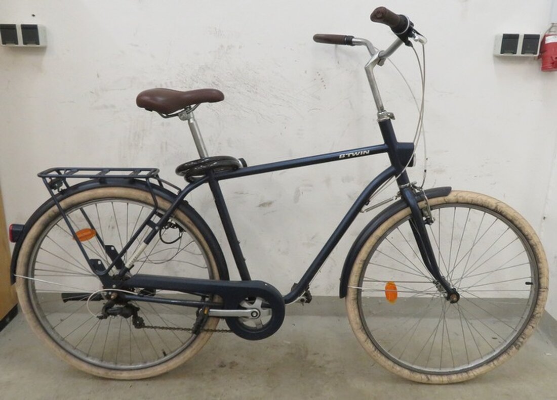 In Oldenburg versuchte ein Unbekannter, in eine Autowerkstatt einzubrechen, floh jedoch nach Störung und ließ ein Fahrrad zurück.