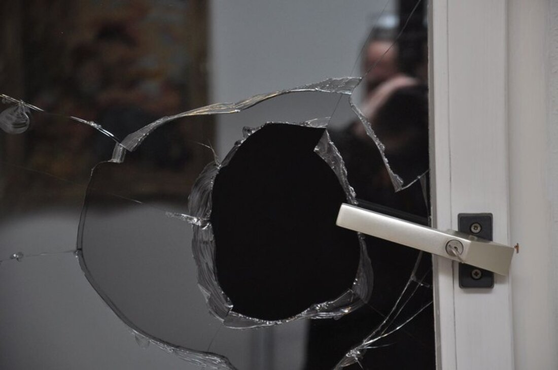 Die Polizei Mettmann berichtet von mehreren Einbrüchen in Ratingen und Langenfeld, inklusive gestohlenem Schmuck und Bargeld.