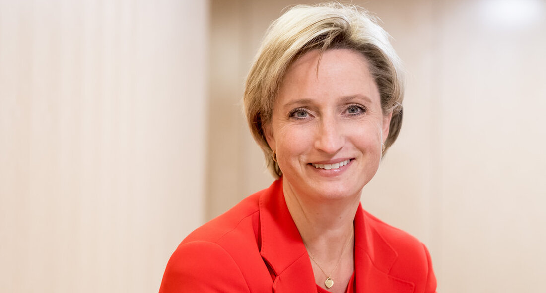 Im Rahmen eines Firmenbesuchs bei der Fritz Schreiner GmbH in Tübingen hat sich Wirtschaftsministerin Nicole Hoffmeister-Kraut mit Unternehmensleitung, Ausbildern und Praktikanten über die Energiewende und über die aktuellen Herausforderungen der Fachkräftegewinnung ausgetauscht. Wirtschaftsministerin Dr. Nicole Hoffmeister-Kraut besuchte am 11. August 2022 die Fritz Schreiner GmbH in Tübingen und sprach mit Unternehmensleitung, Ausbildern und Praktikanten über die Energiewende und aktuelle Herausforderungen der Fachkräftegewinnung. „Das Handwerk ist ein wichtiger Partner bei der Umsetzung von Klimaschutzmaßnahmen und der Energiewende. Nicht nur die Anpassung betrieblicher Abläufe und die Material- und Ressourceneffizienz in der Produktion stehen dabei im Fokus, sondern auch neue Marktchancen mit der …