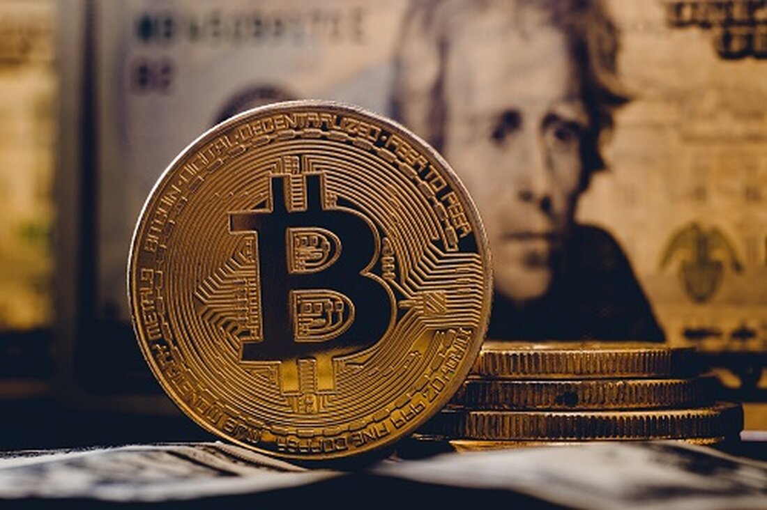 Bitcoin oder Kryptowährung ist eine digitale Währung, die 2009 von einem Entwickler namens Satoshi Nakamoto in die Welt eingeführt wurde. Es funktioniert digital ohne Einfluss Dritter und gilt als die sicherste Transaktionsmethode für Unternehmen. Menschen können Bitcoin bequem über eine Software handeln, die speziell für den Handel entwickelt wurde. Wie von angegeben Forschungsperspektive, Der Wert von Bitcoin hat sich seit seiner Einführung verdoppelt. Ähnlich wie Gold ist es eine großartige Möglichkeit, Ihr Vermögen zu sichern. Darüber hinaus ist es die am leichtesten zugängliche Währung, da jeder Bitcoin mit einer sicheren Internetverbindung kaufen oder verkaufen kann. „Satoshi“ ist die kleinste Stückelung …