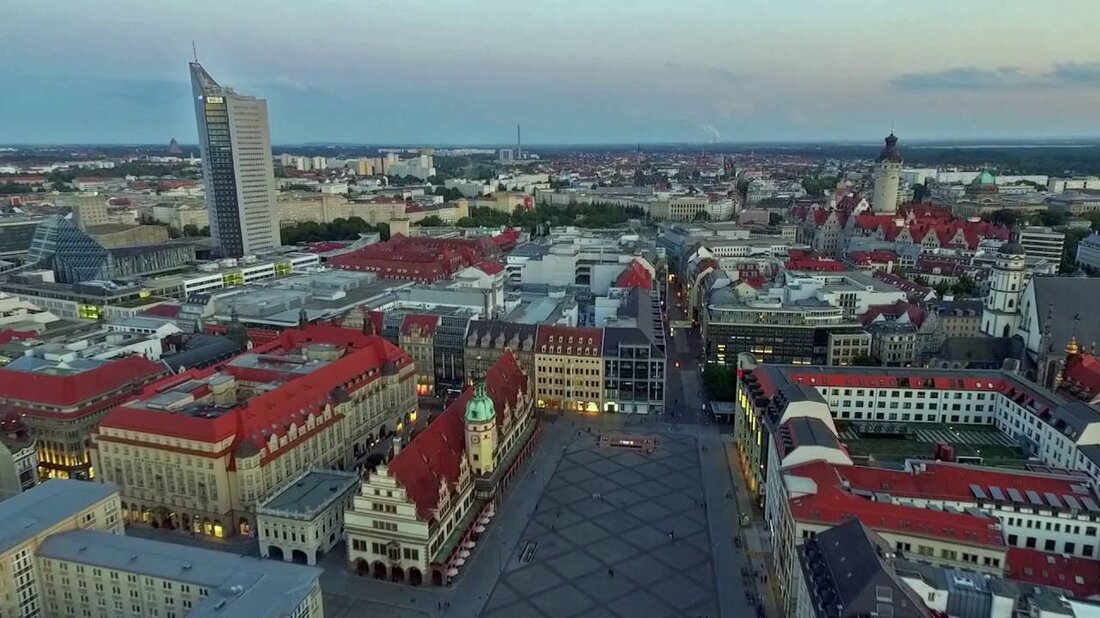Der Sommer in Leipzig ist magisch. Kaum eine andere Stadt bietet eine so perfekte Symbiose zwischen Stadt und Natur. Ob Sie Leipzig zu Fuß, mit dem Fahrrad oder mit dem Boot erkunden möchten, die Stadt wird Sie in ihren Bann ziehen. Lehnen Sie sich zurück und lassen Sie sich verzaubern! © Dronie-Bilder. Youtube-Link