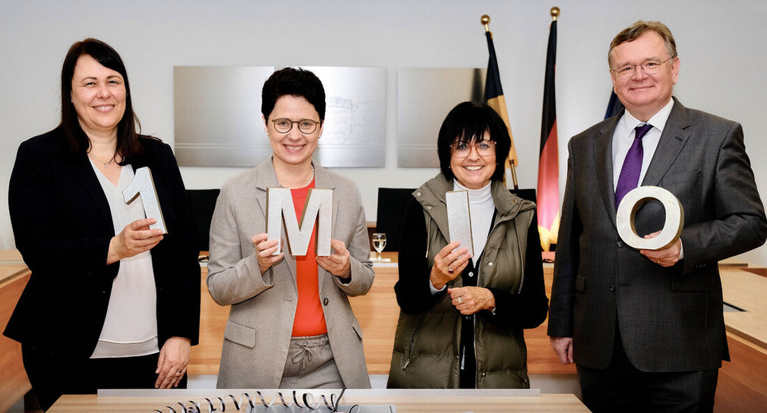 Zum Jubiläum der millionsten elektronischen Akte an den baden-württembergischen Gerichten und Staatsanwaltschaften hat Justizministerin Marion Gentges die Vorreiterrolle bei der Digitalisierung der Justiz gelobt. Ministerin der Justiz und für Migration Marion Gentges hat zusammen mit Ministerialdirektor Elmar Steinbacher das Fachzentrum für Informations- und Kommunikationstechnik (IuK-Fachzentrum) beim Oberlandesgericht Stuttgart besucht. Anlass war die millionste elektronische Akte, die an den baden-württembergischen Gerichten und Staatsanwaltschaften angelegt wurde. Justizministerin Marion Gentges sagte: „Baden-Württemberg baut mit der millionsten elektronischen Akte seine Vorreiterrolle bei der Digitalisierung der Justiz weiter aus. Bereits 6.000 Justizmitarbeiterinnen und -mitarbeiter arbeiten elektronisch. Bis Ende 2025 werden es 12.000 sein, damit haben …
