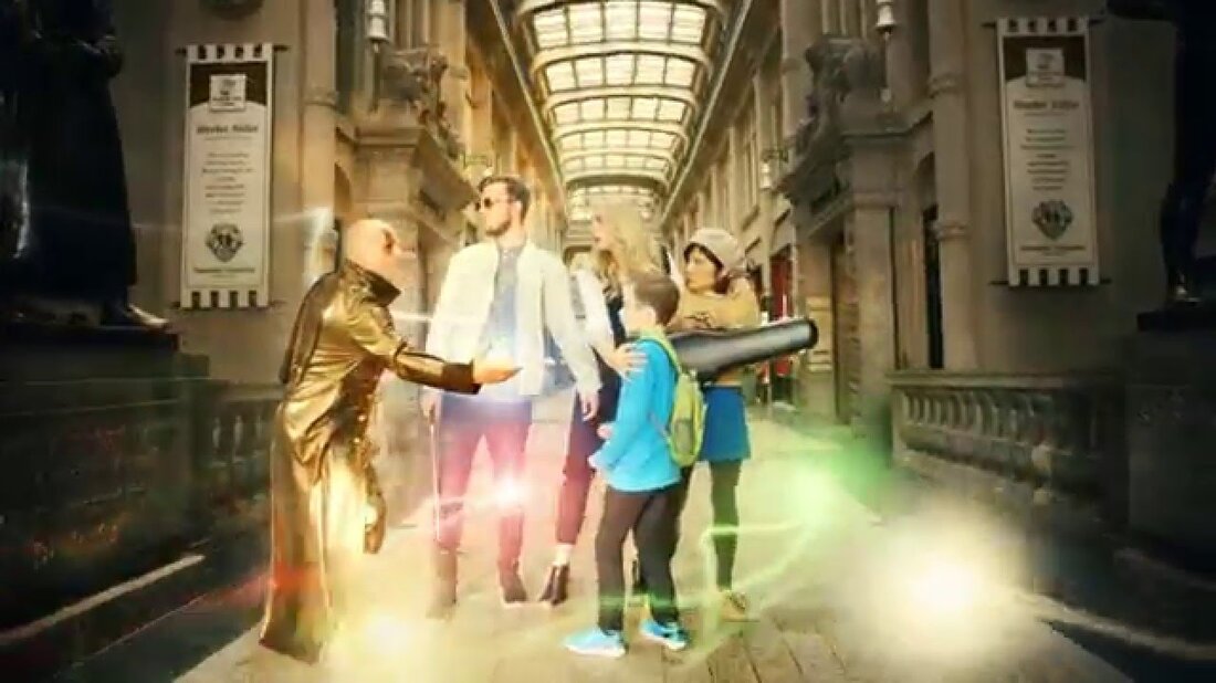 Begeben Sie sich auf eine fantastische Raum-Zeit-Reise durch die LEIPZIG-REGION: Vier Touristen fotografieren vor der berühmten Mephisto Faust-Statue in der Mädlerpassage in Leipzig. Plötzlich materialisiert sich die Mephisto-Figur und verführt die Gruppe auf eine abenteuerliche Reise durch die Erlebnisse in der Region Leipzig. Die Tourismusregion als Dachmarke umfasst die Stadt Leipzig, das Sächsische Burgenland, das Sächsische Heideland und das Leipziger Neuland. #leipzigregion Erfahren Sie mehr über die unglaubliche Vielfalt der Stadt und Region: www.leipzig.region.travel Eine Produktion der Leipziger Agentur LUMALENSCAPE. Youtube-Link
