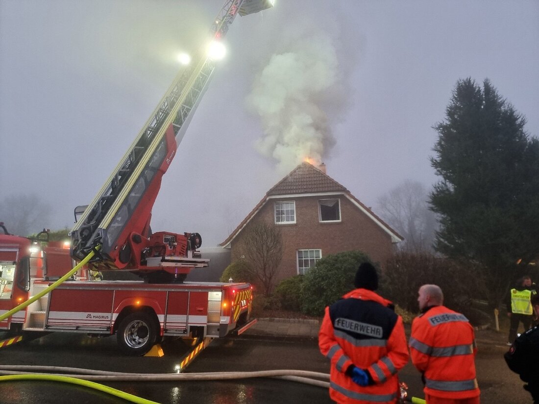 Ein Brand zerstörte am 01.02.2025 eine Garage und ein Wohnhaus in der Passatstraße, Oxstedt. Glücklicherweise gab es keine Verletzten.