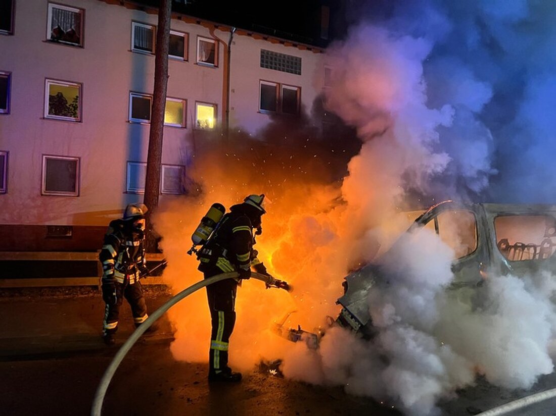 In der Nacht bekämpfte die Feuerwehr Celle einen PKW-Brand in den Krähenberg. Details zur Brandursache sind unbekannt.
