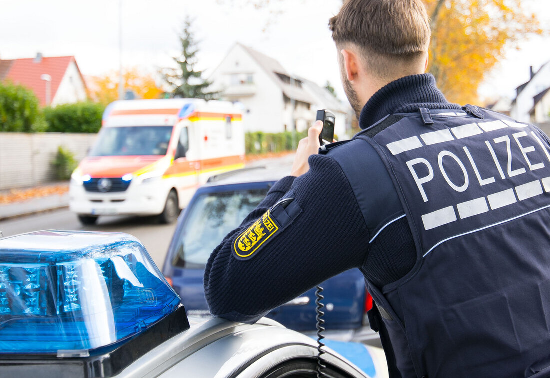 Einsatz-Ärzte begleiten ab sofort das Spezialeinsatzkommando der Polizei Baden-Württemberg bei gefährlichen Einsätzen. Dies ist eine deutschlandweit einzigartige Maßnahme, die die medizinische Versorgung der Spezialeinheit verbessern soll. Das Spezialeinsatzkommando der Polizei Baden-Württemberg (SEK) zählt europaweit zu den besten polizeilichen Eliteeinheiten. Die Beamten des SEK werden mit außergewöhnlich schwierigen Einsatzlagen konfrontiert, bei denen es oft um Leben und Tod geht. Um ihre Sicherheit bestmöglich zu gewährleisten, erhalten sie eine erstklassige Ausbildung und spezialisierte Ausrüstung. Dennoch lässt sich ein 100-prozentiger Schutz nicht garantieren. Aus diesem Grund wurde die medizinische Versorgung im Einsatz verbessert: Ab sofort werden speziell ausgebildete Einsatz-Ärzte das SEK bei besonders …