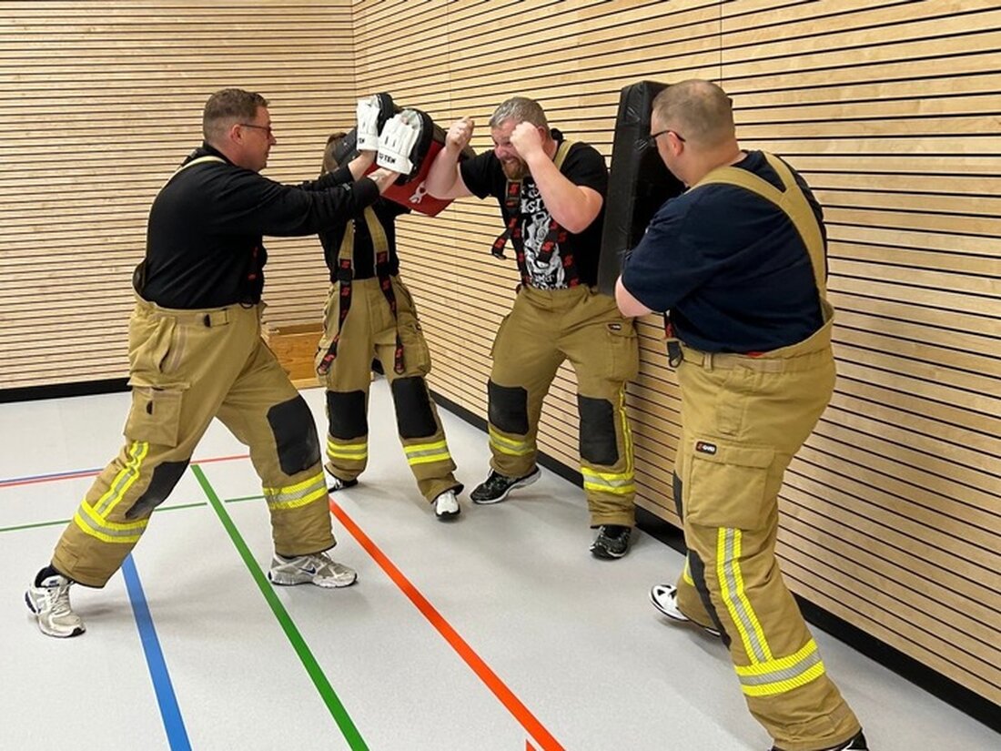 Kreisfeuerwehr Oldenburg und Malteser schulen Einsatzkräfte in Deeskalationstraining zur Gewaltprävention in Städten und ländlichen Regionen.