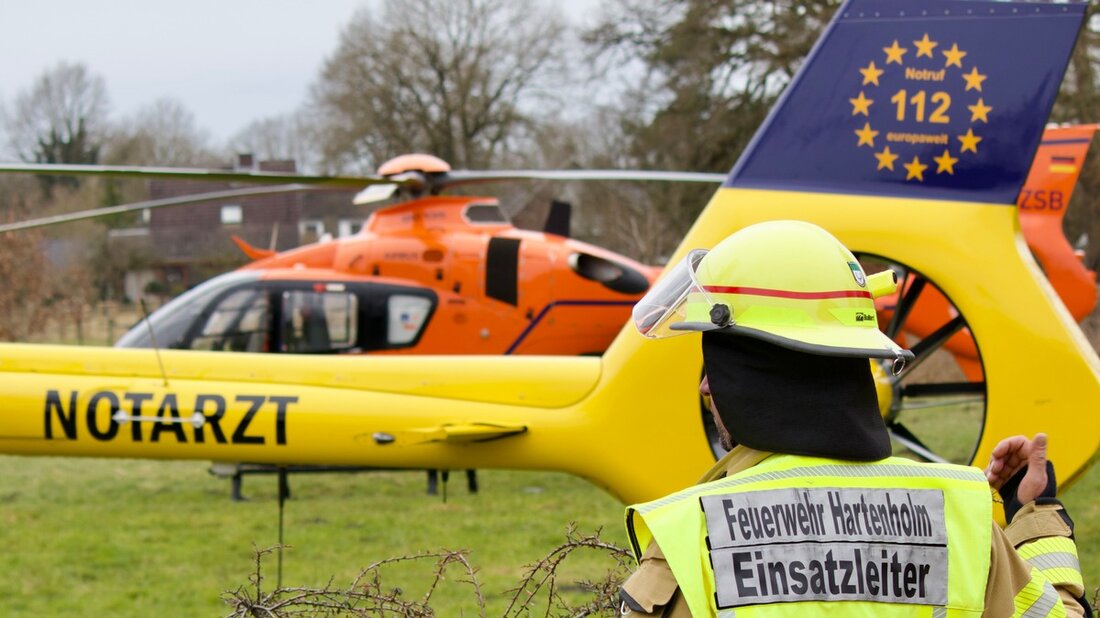 Zwei Arbeiter verletzt nach dem Einsturz einer Kellertreppe in Hartenholm. Feuerwehr und Rettungsdienst im Einsatz.