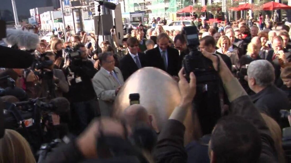 Der 9. Oktober 2009 begann in Leipzig um 10 Uhr mit der Einweihung der Demokratieglocke am Augustusplatz. In der Nähe des Zusammenflusses mit der Grimmaischen Straße, wo die Demonstranten vor 20 Jahren das Gebiet um die Nikolaikirche verließen und in die Öffentlichkeit gingen. Die Glocke ist ein Geschenk der ostdeutschen Gießereiverbände an die Leipziger Kulturstiftung. . Youtube-Link