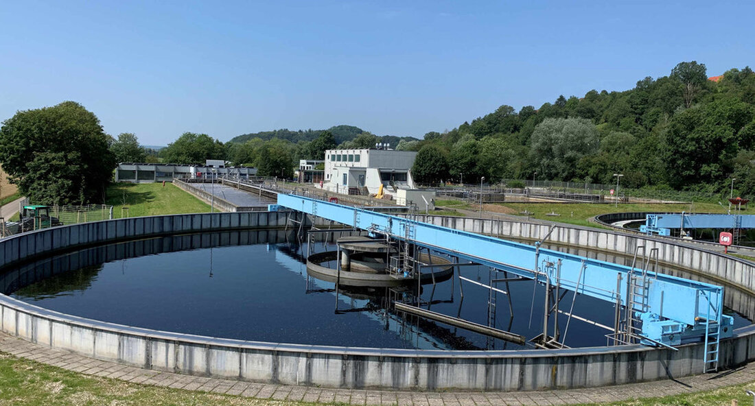Im Klärwerk Tübingen wurde die vierte Reinigungsstufe eingeweiht. Mit dieser hochwertigen Technologie können sogar Medikamente, Hormone und Haushaltschemikalien aus dem Abwasser gefiltert werden Helmfried Meinel, Ministerialdirektor im baden-württembergischen Umweltministerium, hat die Kläranlage in Tübingen besucht und dort den Bau der sogenannten vierten Reinigungsstufe eingeweiht. „Tübingen steht einmal mehr für Innovation und Exzellenz“, sagte Meinel in seiner Rede. Mit der vierten Reinigungsstufe können Rückstände von Arzneimitteln und Haushaltschemikalien aus dem Abwasser herausgefiltert werden. „Die Elimination von Mikroverunreinigungen ist ein vorsorglicher Gewässerschutz“, betonte Meinel. Dies ist hier in Tübingen besonders wichtig, weil weniger Spurenstoffe in den Neckar gelangen. Tübingen sei nach der …