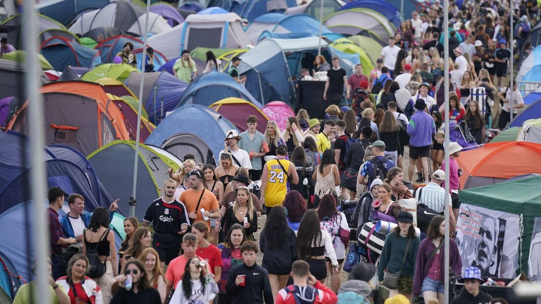 Electric Picnic-Festivalgelände zur Unterbringung von Flüchtlingen Auf einen Blick Vor 44 Minuten Während Tausende Musikliebhaber das Electric Picnic-Festival in der Grafschaft Laois verlassen, beginnen die Arbeiten zur Umwandlung des Geländes in Zeltunterkünfte für Flüchtlinge. Die irische Regierung hat einen Vertrag über die Nutzung des Geländes in Stradbally unterzeichnet, der am Dienstag in Kraft tritt. Nach Angaben des Ministeriums für Kinder, Gleichstellung, Behinderung, Integration und Jugend (DCEDIY) wird der Standort für die Dauer des sechswöchigen Vertrags 750 Menschen beherbergen. Die Abteilung plant, den Standort bis Donnerstag mit voller Kapazität zu betreiben. Electric Picnic ist Irlands größtes Musikfestival. Am Wochenende strömten rund …