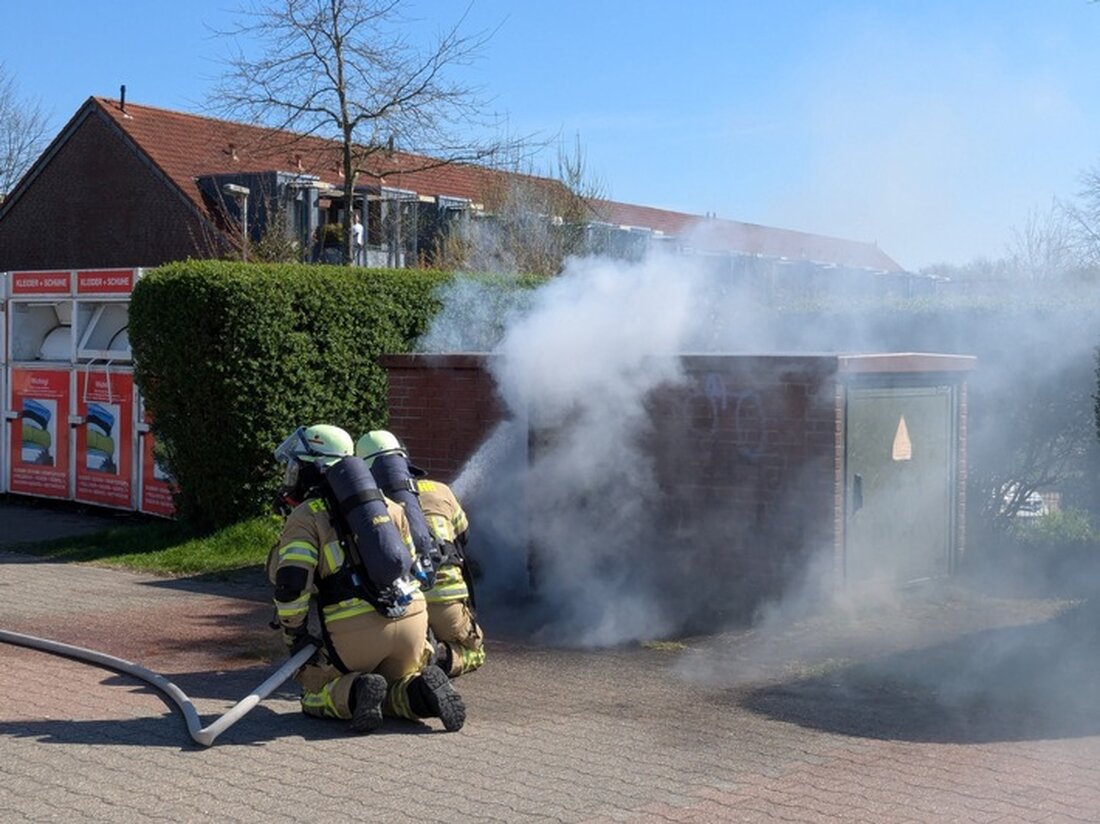 Am 5. April 2025 kam es zu einem Elektrobrand in einer Trafostation am Rewe-Parkplatz in Kleve. Feuerwehr löschte erfolgreich.