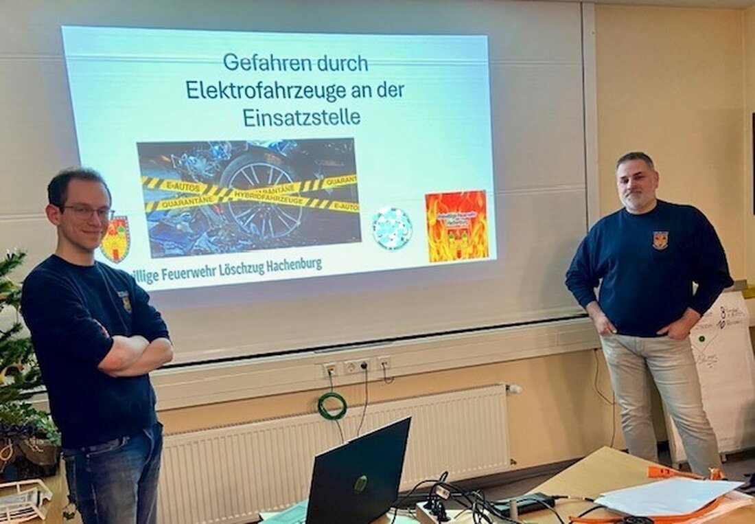 Am 25.02.2025 informierten Feuerwehr und Polizei Hachenburg über Gefahren von Elektrofahrzeugen bei Einsätzen.