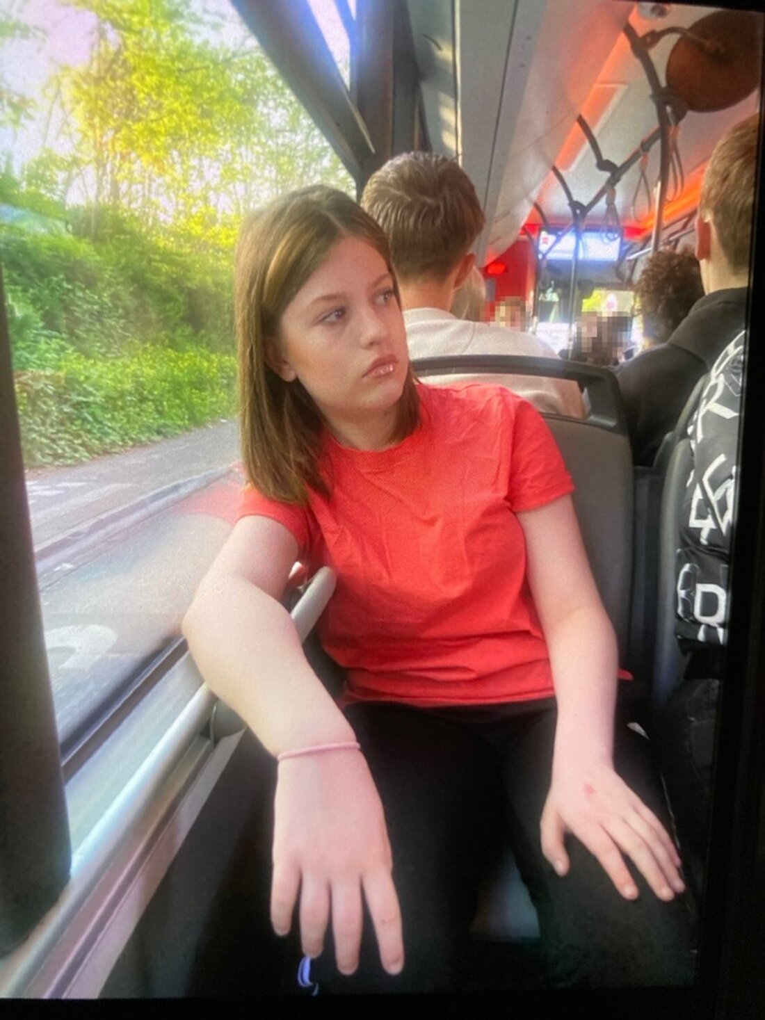 Die Polizei Mettmann sucht verzweifelt nach der 11-jährigen Ylvie S. aus Hilden und bittet um Hinweise zur Auffindung.
