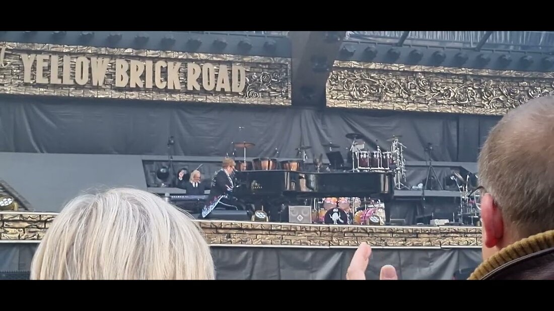 Leider kam ich durch einen verspäteten Zuschauer zum Stop-Knopf. „Bennie und die Jets“ besteht also aus zwei Teilen. Auf Wiedersehen Yellow Brick Road Tour – Stadiontour – Youtube-Link