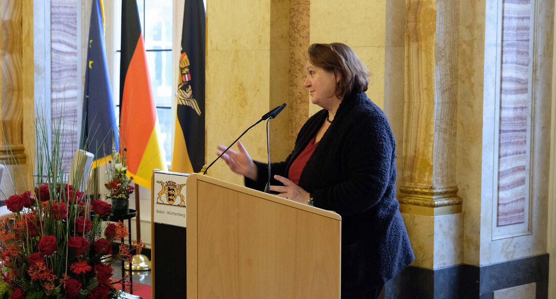 Beim diesjährigen Empfang anlässlich des muslimischen Fastenbrechens hat Kultusministerin Theresa Schopper das gesellschaftliche Engagement von Musliminnen und Muslimen im Land gewürdigt. „Der Ramadan ist nicht nur ein Monat der Einkehr und Besinnung, er ist auch eine Zeit der Gemeinschaftlichkeit und des sozialen Engagements. Für mich ist es sehr wichtig, dass wir das Fastenbrechen gemeinsam mit unseren muslimischen Mitbürgerinnen und Mitbürgern begehen“, sagte Ministerin Theresa Schopper zum Auftakt des Empfangs anlässlich des muslimischen Fastenbrechens (Iftar) am Mittwoch, 19. April 2023, im Neuen Schloss Stuttgart. Bereits seit über zehn Jahren lädt die Landesregierung Baden-Württemberg unter anderem muslimische Ehrenamtliche, Vertreterinnen und Vertreter der …