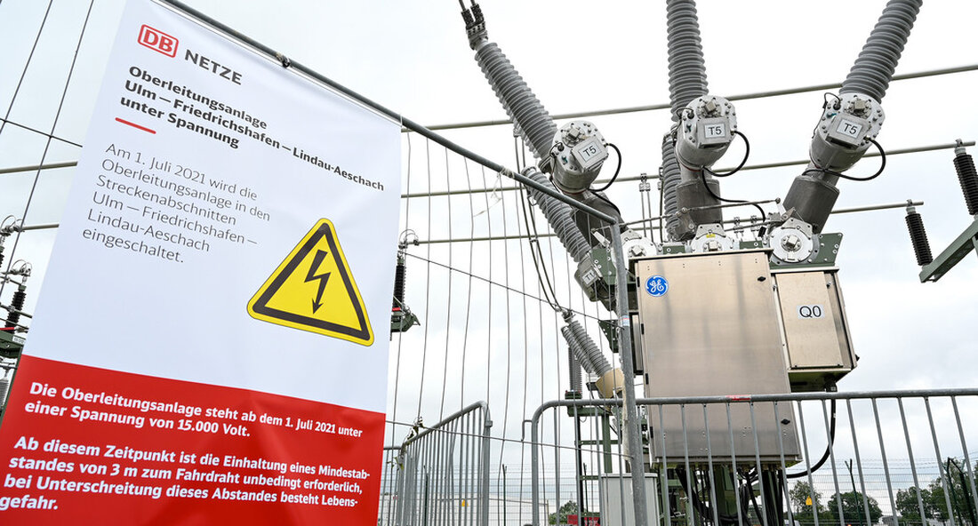 Auf der Strecke zwischen Ulm, Friedrichshafen und Lindau-Aeschach fließen nun 15.000 Volt durch die neue Oberleitung. Nach den Testfahrten soll die Strecke im Dezember 2021 in Betrieb gehen. Genau wie geplant: Die Elektrifizierung der Südbahn steht auf der Zielgeraden. Alle Masten sind aufgestellt und die Freileitungen installiert. Ab Donnerstag versorgt sie die Deutsche Bahn mit 15.000 Volt. Zu diesem Meilenstein und symbolischen „Power-Up“ kamen im neuen Konverterwerk in Niederbiegen Vertreter der Bundes-, Landes- und Deutschen Bahnen sowie zahlreiche Abgeordnete aus der gesamten Region zusammen. Der Probebetrieb auf der Strecke Ulm-Friedrichshafen-Lindau (Aeschach) kann nun beginnen. Mit der Elektrifizierung der Südbahn beginnt …