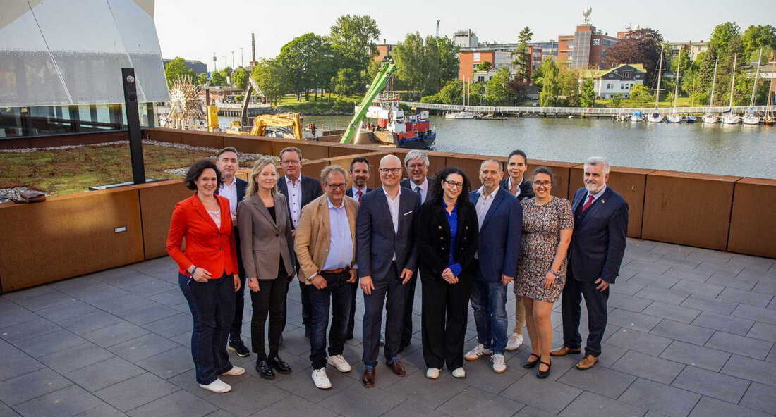 Energieministerkonferenz in Kiel endet mit wegweisenden Beschlüssen Die Energieministerinnen und Energieminister der 16 Bundesländer trafen sich am Freitag, den 17. Mai 2024, zur Energieministerkonferenz in Kiel. Das Ziel dieser Konferenz war es, die Energiepolitik aller Bundesländer sowie die Zusammenarbeit mit dem Bund zu koordinieren. Die Konferenz endete mit wegweisenden Beschlüssen zu wichtigen Herausforderungen im Bereich der Wärmewende, des Wasserstoffhochlaufs, der Finanzierung der Energiewende sowie der Digitalisierung und Flexibilisierung des Strommarkts. Beschleunigung der Wärmewende Schleswig-Holsteins Energiewendeminister Tobias Goldschmidt betonte die Notwendigkeit einer Beschleunigung der Wärmewende und forderte langfristige Planungssicherheit für alle Beteiligten. Dabei sprach er sich für eine umfassende Reform von …