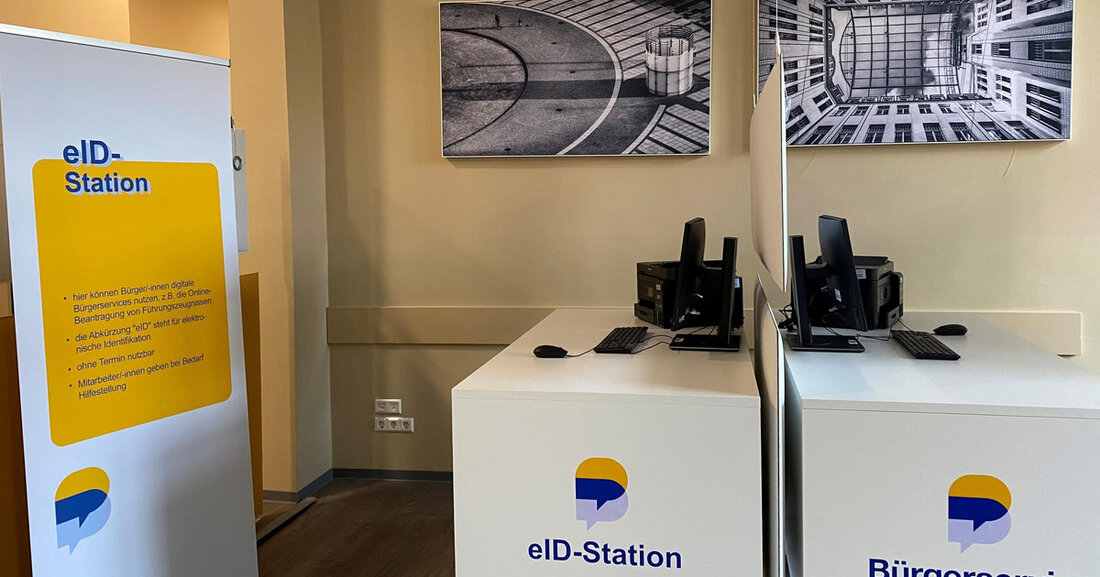 Energiepauschale für Studenten: Amt Bürgerservice informiert zur Online-Ausweisfunktion (eID) Studierende und Berufsfachschüler können ab 15. März 2023 einmalig eine 200 Euro hohe Energiepauschale beim Bund beantragen. Angesichts höherer Preise für Strom und Gas soll diese Pauschale junge Menschen finanziell entlasten. © Denise Preßón Für den Online-Antrag unter www.einmalzahlung200.de ist neben dem Zugangscode der Ausbildungsstätte und der AusweisApp2 auch ein Bund ID-Nutzerkonto sowie ein Personaldokument mit Online-Funktion, der sogenannten eID, nötig. Nutzung der eID-Station Als zusätzliches Angebot befindet sich im Bürgerbüro  in der Otto-Schill-Straße eine eID-Station. Diese umfasst zwei PCs, die mit Kartenlesegerät und Scanner ausgerüstet sind. Sie kann ohne Terminvereinbarung &hellip;