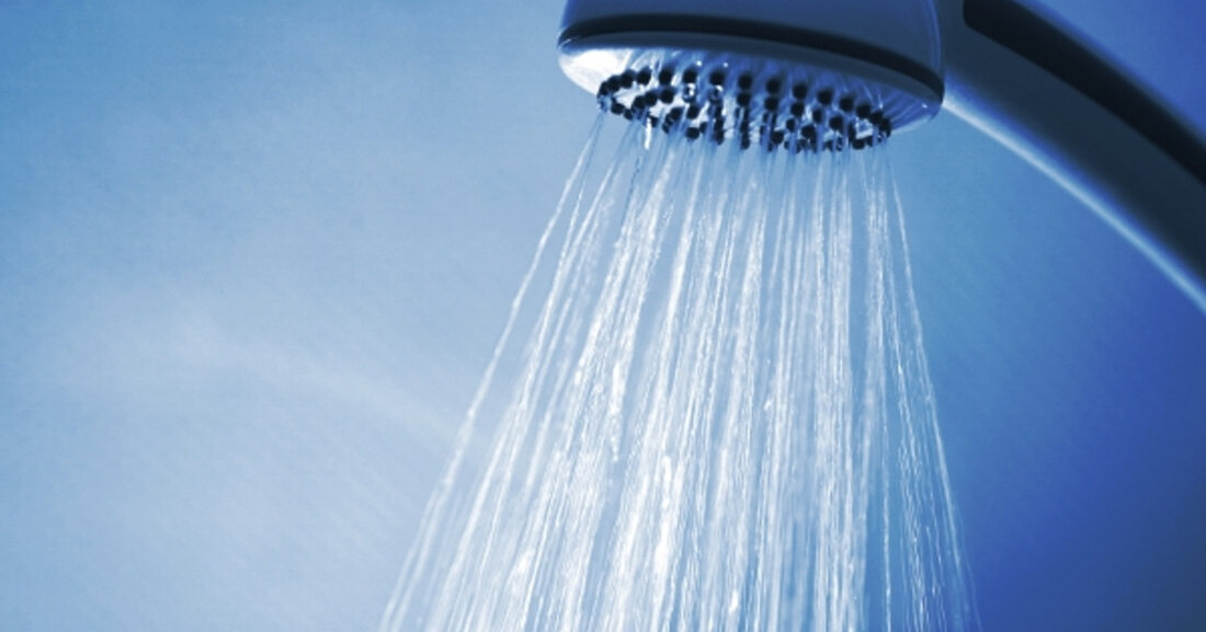 Energiesparen: Legionellengefahr nicht unterschätzen Energiesparen hat seine Grenzen bei der Hygiene. Ein zu starkes Absenken der Warmwassertemperatur in Wohnhäuser kann Legionellen-Infektionen begünstigen. Darauf weist jetzt das Gesundheitsamt der Stadt hin. © Rainer Sturm / PIXELIO Sinkt im Warmwasserkreislauf die Temperatur unter 55 bis 60°C, siedeln sich vermehrt Legionellen an, die über Aerosole oder Tröpfchen beim Duschen in den menschlichen Organismus gelangen und dort Erkrankungen auslösen können. Die beiden wichtigsten Formen sind die Legionärskrankheit, die durch eine Lungenentzündung gekennzeichnet ist und unbehandelt einen lebensgefährlichen Verlauf (in 10 Prozent der Fälle tödlich) annehmen kann, sowie das weit häufigere, ohne Lungenentzündung und meist &hellip;