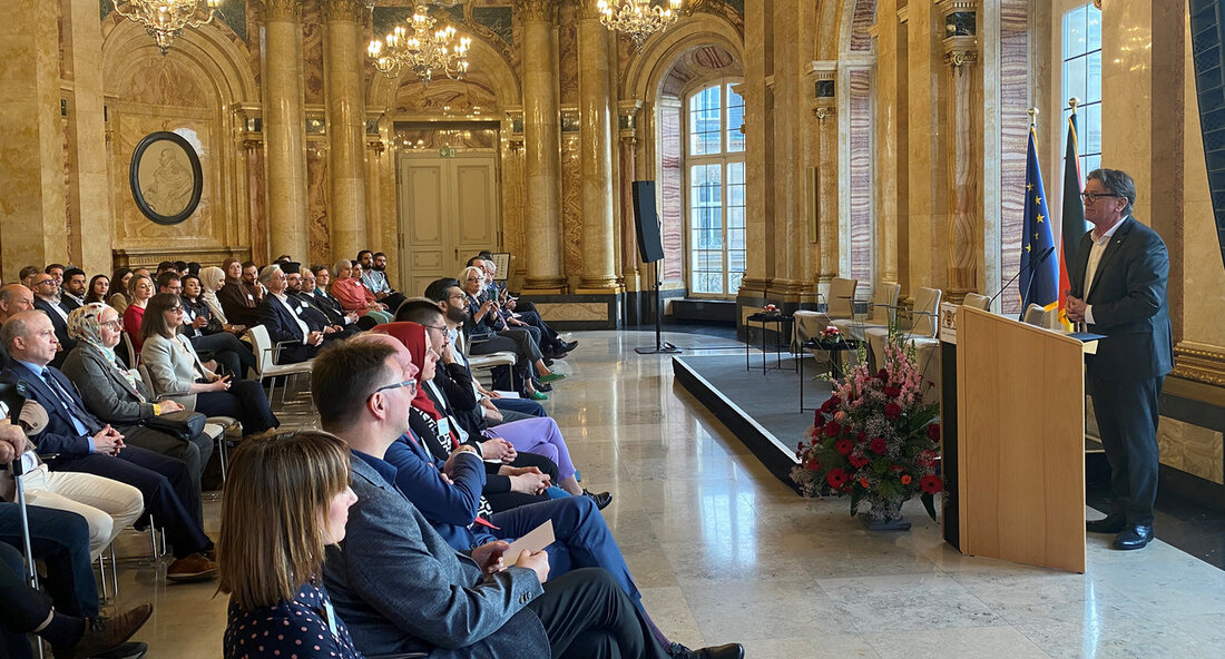 Die Landesregierung von Baden-Württemberg hat zum Ende des islamischen Fastenmonats Ramadan zahlreiche Musliminnen und Muslime zum gemeinsamen Fastenbrechen im Neuen Schloss in Stuttgart empfangen. Der Empfang stand im Zeichen des Engagements junger Menschen muslimischen Glaubens. Integrationsminister Manne Lucha betonte die Bedeutung des Empfangs als starkes Zeichen der Verbundenheit mit der muslimischen Gemeinschaft im Land. Besonders hob er das Engagement junger Musliminnen und Muslime in verschiedenen Bereichen hervor, wie Verbandsarbeit, Jugendarbeit, interreligiöser Dialog, Sportvereinen und Kommunalpolitik. Dieses Engagement trage maßgeblich zum friedlichen und demokratischen Zusammenleben sowie zum gesellschaftlichen Zusammenhalt bei. Allerdings wies Minister Lucha auch auf Herausforderungen hin, mit denen junge …