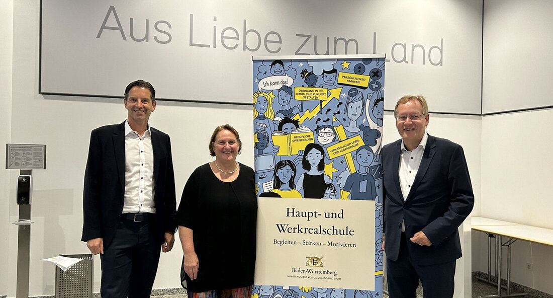 Kultusministerin Theresa Schopper verleiht Landespreis der Werkrealschule an engagierte Schülerinnen und Schüler Am 10. Juli 2024 wurden besonders engagierte und motivierte Werkrealschülerinnen und -schüler in der Stuttgarter L-Bank Rotunde mit dem Landespreis der Werkrealschule ausgezeichnet. Insgesamt wurden elf Einzelpersonen und zehn Gruppen aus den Klassenstufen 9 und 10 für ihre Leistungen und Einsatz bei der Umsetzung der Leitperspektiven des Bildungsplans geehrt. Die Auswahl der Preisträgerinnen und Preisträger berücksichtigte die fachlichen, überfachlichen und fachpraktischen Kompetenzfelder der Leitperspektiven. Die ausgezeichneten Schulen sind unter anderem das Bildungszentrum Parkschule Kressbronn, die Grund- und Werkrealschule Villingendorf, das Schulzentrum Freiamt und die Humboldt Werkrealschule Mannheim. Die …