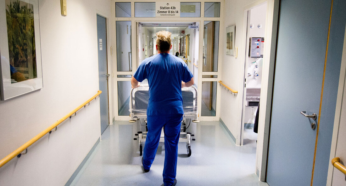 Krankenhäuser in Baden-Württemberg erhalten erneute Akuthilfe in Höhe von 126 Millionen Euro Die finanziellen Defizite der Krankenhäuser in Baden-Württemberg aufgrund der Corona-Pandemie sind nach wie vor ein drängendes Problem. Um die Existenz einiger Krankenhäuser zu sichern, stellt das Land ihnen nun eine erneute Akuthilfe in Höhe von bis zu 126 Millionen Euro zur Verfügung, obwohl sich das Land bereits in einer schwierigen Haushaltslage befindet. Diese Entscheidung wurde per Umlaufbeschluss am 22. August 2023 vom Kabinett getroffen, wie Gesundheitsminister Manne Lucha bekannt gab. Gesundheitsminister Lucha erklärte, dass die Defizite der Krankenhäuser teilweise existenzbedrohend seien. Er zeigte sich erfreut darüber, trotz der …