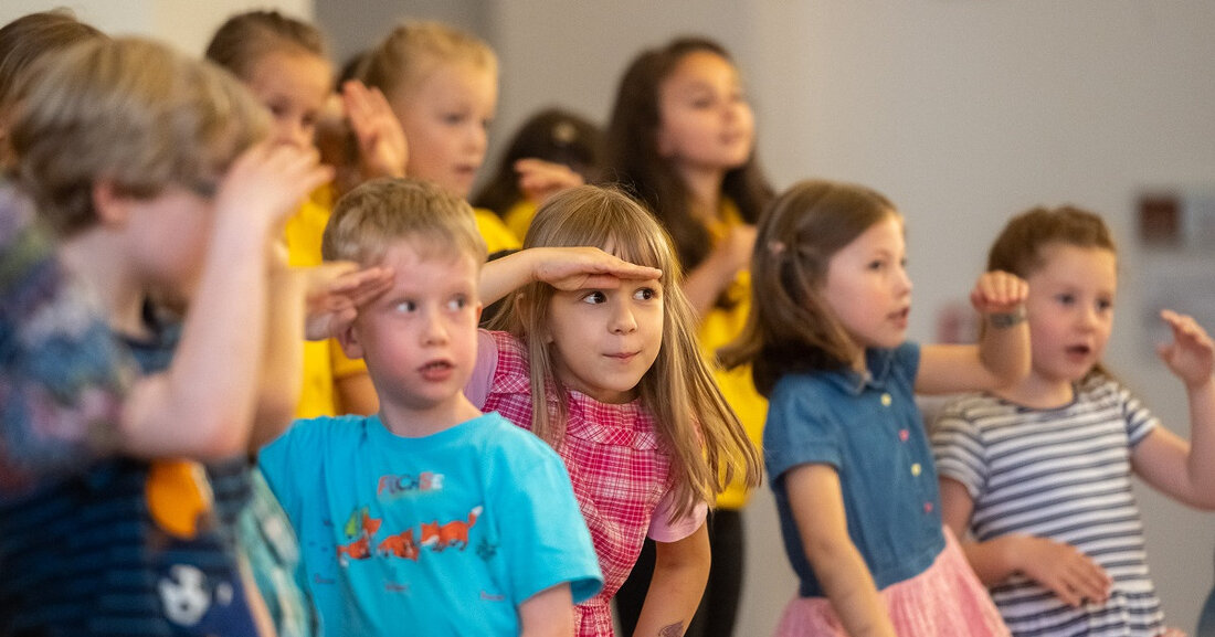 Freie Plätze in Musikalischer Früherziehung und Vorschulchören der Schola Cantorum Leipzig ab August 2024. Erfahren Sie, wie Kinder spielerisch an Musik herangeführt werden können und wie Sie sich anmelden können.