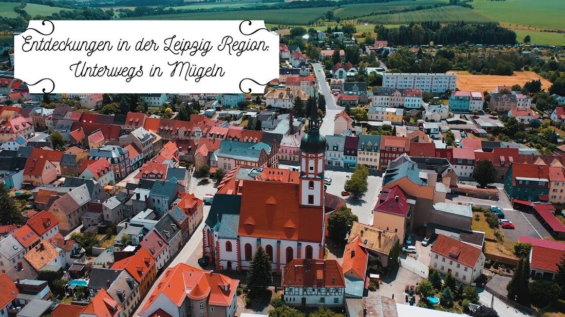 In diesem Teil unserer Videoserie über Stadtrundfahrten in der Region Leipzig nimmt Sie Kerstin – Reiseleiterin in Mügeln – mit auf eine kurze Reise in die Kaolin-Abenteuerwelt und das Marienthaler Kloster. Eine Fahrt mit der Döllnitzbahn ist natürlich ein Muss. Auf unserer Facebook-Seite ((at) leipzigtravel) vom 23. Juli. Gewinnen Sie 1 x 2 Gutscheine für einen Besuch der Multimedia-Ausstellung im Geoportal Bahnhof Mügeln mit einer Führung durch das Tagebau-Kaolin bis zum 30.07.2020. Vorbei kommen! Weitere Informationen zum Geoportal Bahnhof Mügeln – Erlebniswelt Kaolin erhalten Sie hier: https://bit.ly/MuegelnGeoportalKaolin Grüße von Ihrem Leipziger Travel Online Team. Youtube-Link