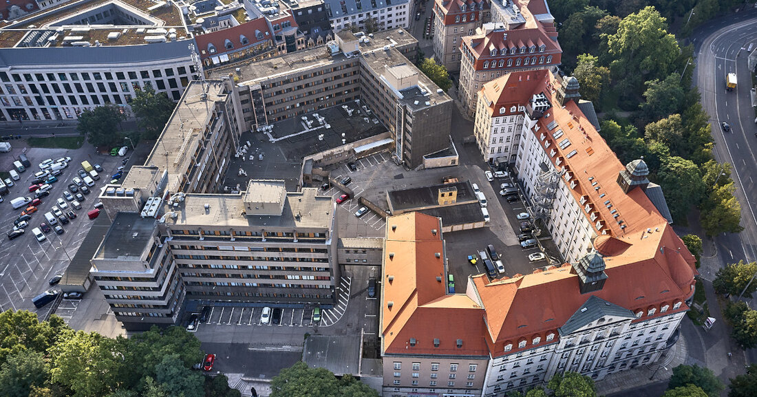 Der Wettbewerb um die städtebaulichen Entwürfe für das Matthäikirchhof-Areal nähert sich seinem Abschluss, da das Preisgericht unter der Leitung von Professor Markus Neppl, Architekt und Stadtplaner aus Köln, den Siegerentwurf am 31. Januar 2024 bekanntgeben wird. Es stehen derzeit neun Entwürfe im Rennen, die seit der ersten Preisgerichtssitzung im August 2023 von den Büros überarbeitet wurden. Oberbürgermeister Burkhard Jung und Baubürgermeister Thomas Dienberg werden den Siegerentwurf am 1. Februar 2024 bekanntgeben, und ab dem 29. Februar 2024 werden alle Arbeiten öffentlich im Stadtbüro am Burgplatz ausgestellt. Das neue urbane Quartier auf dem Matthäikirchhof-Areal ist als gemischte Nutzung geplant, mit Bildungs- …