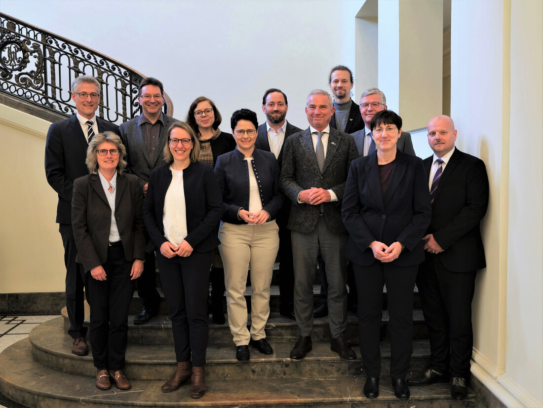 Die Sondersitzung des Kabinettsausschusses „Entschlossen gegen Hass und Hetze“ in Baden-Württemberg hatte einen klaren Fokus auf die Sicherheitslage und das Sicherheitsgefühl von Kandidatinnen und Kandidaten sowie Amts- und Mandatsträgerinnen und -trägern im Vorfeld der Europa- und Kommunalwahlen im Juni 2024. Der stellvertretende Ministerpräsident und Innenminister Thomas Strobl betonte die Bedeutung, dass politische Akteure ohne Angst vor Hass und Hetze ihre demokratische Arbeit ausführen können. In der Sitzung wurden konkrete Maßnahmen beschlossen, um die Sicherheit bei den anstehenden Wahlen zu gewährleisten. Dazu gehören die Erstellung einer neuen Broschüre durch das Landeskriminalamt, ein Workshop zum Umgang mit Hass und Hetze für Kandidatinnen …