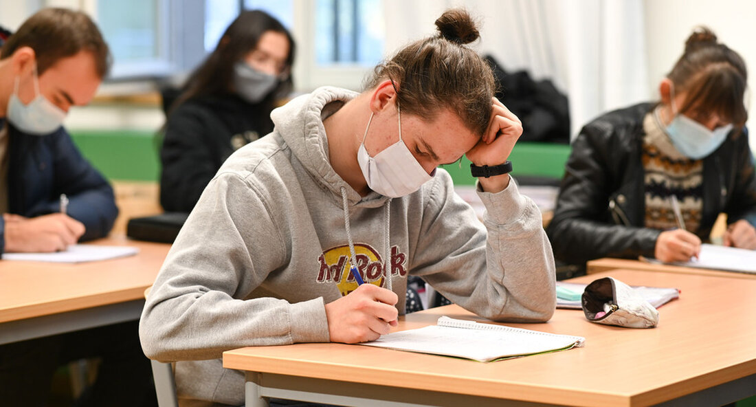 Das Kulturministerium hat die Maskenanforderungen in Schulen gelockert. Sie gilt nicht in Pausen im Freien, solange der Mindestabstand von 1,5 Metern eingehalten wird. Es gibt auch Entspannungen in Prüfungssituationen. Außerdem können die Schulen wieder außerhalb der Schule genutzt werden. Seit der Erklärung der dritten Stufe der Pandemie gültig sein An dieses Niveau angepasste Infektionsschutzmaßnahmen in Schulen. Die zentrale Maßnahme besteht darin, dass die Verpflichtung zum Tragen einer Mund- und Nasenabdeckung ab der fünften Klasse sowohl an weiterführenden Schulen als auch an Berufsschulen um den Unterricht erweitert wurde. „In den letzten Tagen haben wir viele Rückmeldungen von Schulen und Eltern erhalten, …