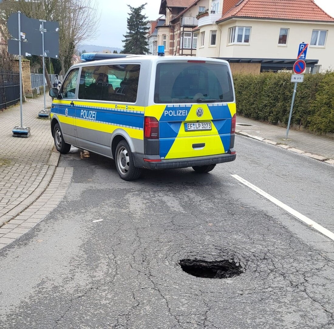Landespolizeiinspektion Nordhausen informiert über Erdfall in Sondershausen. Umleitungen bis Freitag eingerichtet.
