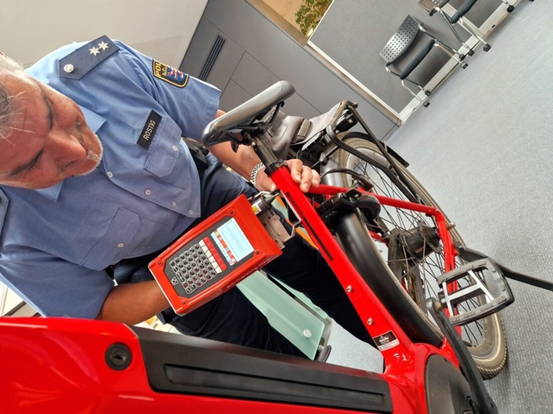 Die Polizeistation Hanau I und die Stadtpolizei Hanau führten eine erfolgreiche kostenlose Fahrradcodieraktion im Rathaus durch.