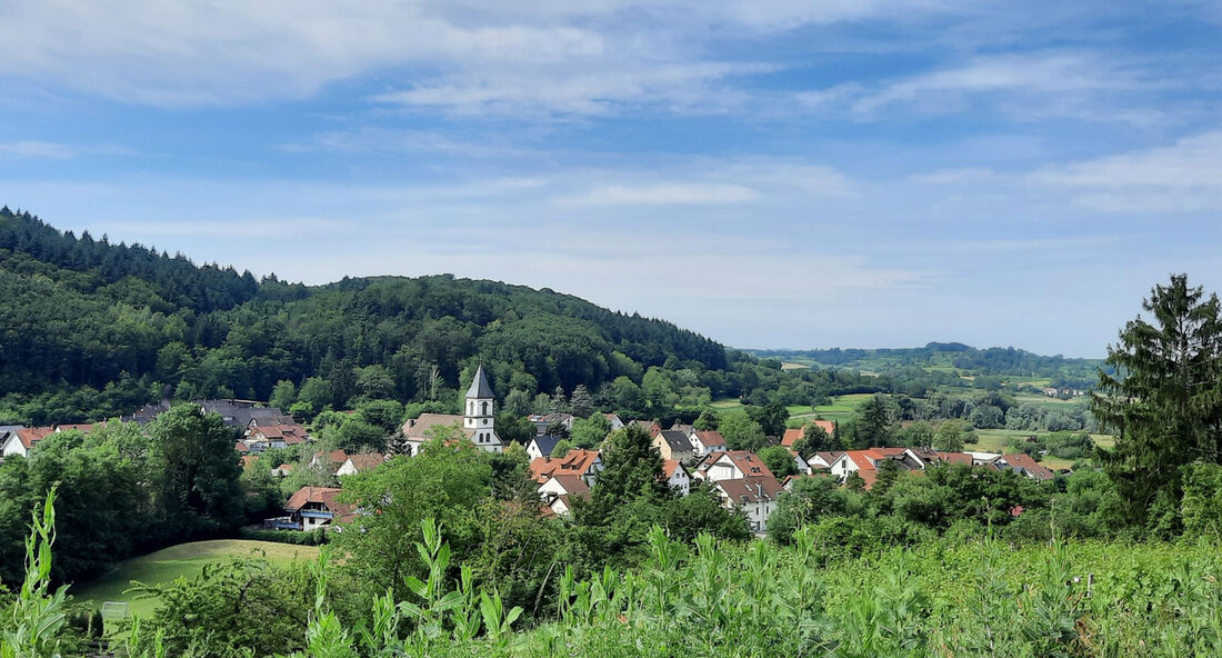 Die Gemeinde Bleichheim im Landkreis Emmendingen wurde kürzlich mit dem Europäischen Dorferneuerungspreis 2024 in Silber ausgezeichnet. Dieser Preis würdigt besondere Leistungen in der Gemeinwesensentwicklung und wird alle zwei Jahre von der Europäischen Arbeitsgemeinschaft Landentwicklung und Dorferneuerung vergeben. In diesem Jahr stand der Wettbewerb unter dem Motto „Lust auf Zukunft“, an dem insgesamt 21 Kommunen teilgenommen haben. Bleichheim konnte die Jury mit seinem starken Gemeinschaftssinn, der Wertschätzung von Natur und Menschen sowie dem Fokus auf Innenentwicklung überzeugen. Besonders hervorgehoben wurde auch der vorausschauende und partizipative Prozess bei der Entwicklung zukunftsorientierter Wohnmodelle für junge Erwachsene. Minister Peter Hauk gratulierte den Bürgerinnen und …