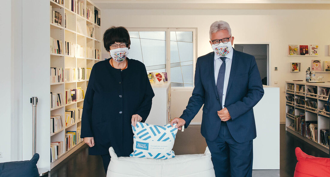 Rund 30 Konsulate und andere Stuttgarter Institutionen öffneten interessierten Besuchern ihre Türen für die „Lange Nacht der Konsulate“. Die Veranstaltung wurde sehr gut aufgenommen. Erfolgreiche Premiere: Die „Lange Nacht der Konsulate“ fand gestern, Freitag, 25. September 2020 in Stuttgart statt – natürlich mit umfangreichen Entfernungs- und Hygieneregeln – stieß auf große Zustimmung. Gestern Abend haben vier Stunden lang rund 30 Konsulate und andere Institutionen in der Landeshauptstadt ihre Türen geöffnet. Im Rahmen des Projekts „Europa in Baden-Württemberg“ im abteilungsübergreifenden Impulsprogramm der Landesregierung zum sozialen Zusammenhalt in Baden-Württemberg Das Justizministerium und das Staatsministerium hatten dieses spezielle Veranstaltungsformat zum ersten Mal entwickelt. …