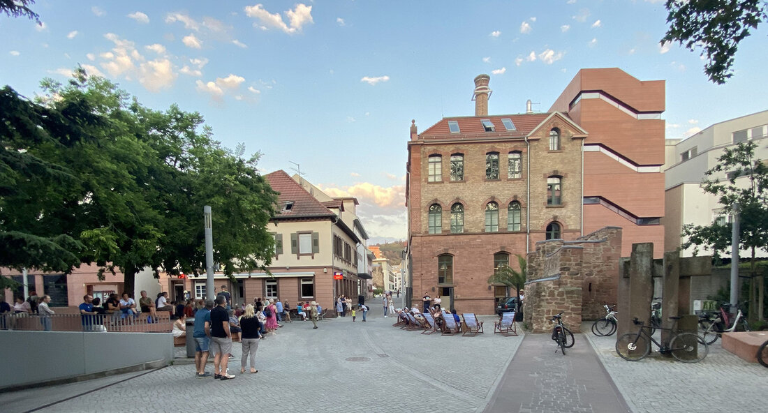 Erfolgreiche Sanierung der „Nördlichen Altstadt“ in Lahr Die „Nördliche Altstadt“ in Lahr erstrahlt in neuem Glanz, denn die städtebauliche Erneuerungsmaßnahme wurde erfolgreich abgeschlossen. Mit einer Förderung von rund 6,65 Millionen Euro durch das Ministerium für Landesentwicklung und Wohnen konnte die Sanierung realisiert werden. Ministerin Nicole Razavi lobte die gute Zusammenarbeit von öffentlicher und privater Hand und betonte, dass Lahr ein hervorragendes Beispiel dafür ist, wie eine Stadt nachhaltig belebt werden kann. Die städtebauliche Erneuerungsmaßnahme brachte viele positive Auswirkungen mit sich. Quartiere wurden aufgewertet, Brachflächen neu genutzt und es entstand dringend benötigter Wohnraum. Zudem profitierten das regionale Baugewerbe und das Handwerk …