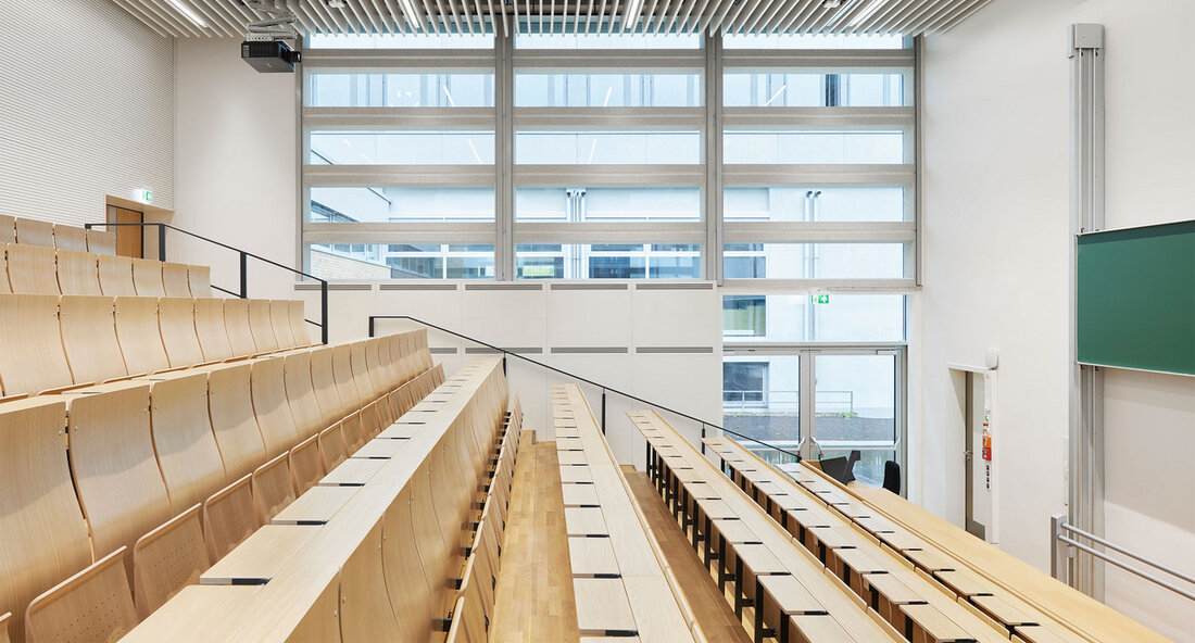 Die Hochschule Heilbronn am Campus Sontheim hat Grund zur Freude, denn die lang ersehnte Sanierung des Gebäudes D wurde erfolgreich abgeschlossen. Durch das Engagement von Finanzstaatssekretärin Gisela Splett konnte das Gebäude heute offiziell an die Hochschule übergeben werden. Die Generalsanierung brachte nicht nur moderne Labore und Lehrräume mit sich, sondern auch Maßnahmen für Brand- und Wärmeschutz sowie Barrierefreiheit. Das Gebäude D, eines der ersten Bauwerke auf dem Campus Sontheim aus dem Jahr 1965, erstrahlt nun in neuem Glanz. Mit einer Fläche von rund 4.850 Quadratmetern beherbergt es Labore für Elektrotechnik und Chemie, einen Hörsaal mit moderner Medientechnik, Seminarräume und Büros. …