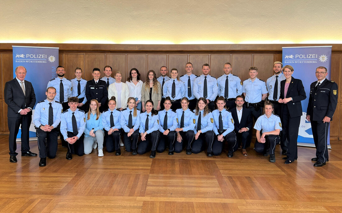 Staatssekretär Wilfried Klenk hat gemeinsam mit Landespolizeipräsidentin Dr. Stefanie Hinz insgesamt 33 Polizeisportlerinnen und Polizeisportler für deren herausragende sportliche Leistungen im Jahr 2022 geehrt. „Unsere Sportlerinnen und Sportler der Polizei Baden-Württemberg haben beeindruckende Erfolge und Titelgewinne erzielt. Und das in den unterschiedlichsten Sportarten – sowohl in Einzelsportarten als auch im Mannschaftssport. Das macht deutlich, wie stark Höchstleistungen bei unserer Polizei verankert ist. Unsere erfolgreichen Sportlerinnen und Sportler sind ein gutes Beispiel und ein Aushängeschild, auf das wir stolz sein können“, sagte Innenstaatssekretär Wilfried Klenk bei seiner Ansprache zur Sportlerehrung der Polizei am 10. Mai 2023 in Göppingen. Im vergangenen Jahr …