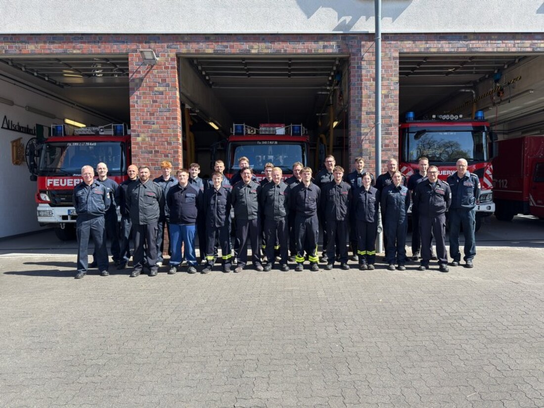 24 Feuerwehrkameradinnen und -kameraden aus Hünxe und Schermbeck haben erfolgreich die Truppmannausbildung abgeschlossen.