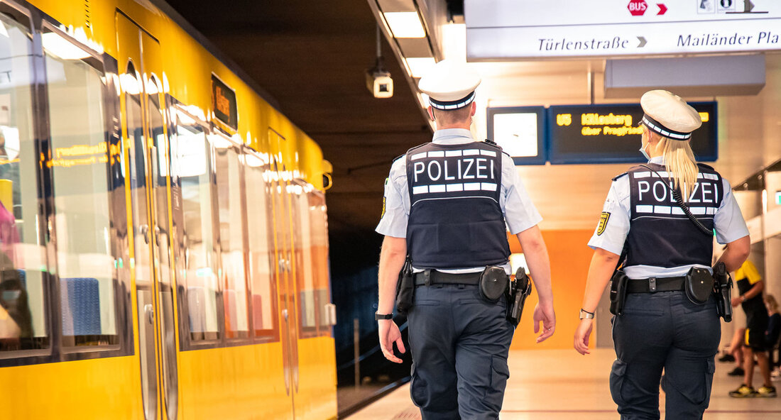 Am 17. April 2024 fand bereits zum siebten Mal der länderübergreifende Fahndungs- und Sicherheitstag zur Bekämpfung von Straftaten im öffentlichen Raum statt. In Baden-Württemberg haben knapp 3.000 Polizeibeamte gemeinsam mit Einsatzkräften der Bundespolizei, des Zolls, der Steuerfahndung und Vertretern der Stadt- und Gemeindeverwaltungen sowie der Ausländerbehörden und der Justiz rund 12.400 Personen, 6.300 Fahrzeuge und mehr als 11.400 Dokumente kontrolliert. Die Ergebnisse der polizeilichen Kontrollen zeigen, dass der Sicherheitsempfinden der Bevölkerung maßgeblich von Straftaten im öffentlichen Raum beeinflusst wird. Durch den erhöhten Kontrolldruck und die verstärkte polizeiliche Präsenz an diesem Tag konnten mehr als 480 Straftaten und fast 3.100 Ordnungswidrigkeiten …