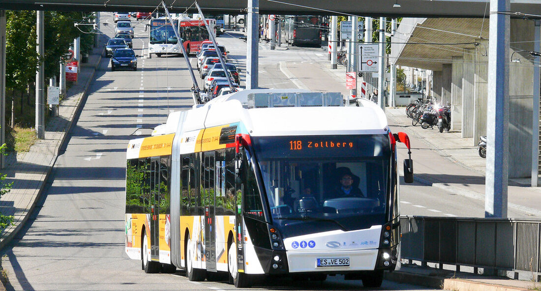 Der Bericht über den öffentlichen Verkehr zeigt, wie der öffentliche Verkehr in den verschiedenen Regionen bisher eingerichtet wurde und mit welchen Mitteln mehr Fahrgäste im öffentlichen Verkehr angezogen werden können. Er vergleicht die Situation in Baden-Württemberg mit Benchmarks im Ausland und gibt Handlungsempfehlungen. Ein zentrales Ziel des Klimaschutzes ist es, die Nachfrage im öffentlichen Nahverkehr bis 2030 (Bezugsjahr 2010) zu verdoppeln. Verkehrsminister Winfried Hermann präsentierte den Baden-Württembergischen Verkehrsbericht in einer Online-Veranstaltung Vertretern der Land- und Stadtteile sowie der Verkehrsverbände, Verkehrsunternehmen und Fahrgastverbände. Es wird beschrieben, wie der öffentliche Verkehr in den verschiedenen Regionen bisher eingerichtet wurde und mit welchen Mitteln …