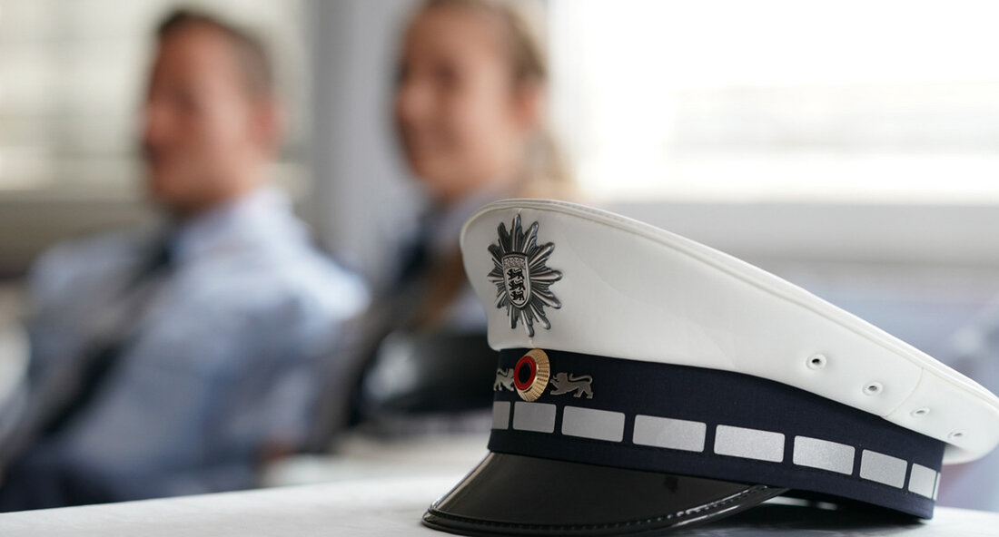 Die Ergebnisse zur „Studie der Polizei und der Universitätsklinik Ulm zu Leistung und Stärke“ sind da. Mit diesen Ergebnissen kann die psychosoziale Betreuung der Polizistinnen und Polizisten in Baden-Württemberg weiter verbessert werden. „Der Schutz der psychischen Gesundheit unserer Polizistinnen und Polizisten ist mir ein Herzensanliegen. Im Bereich der psychosozialen Betreuung haben wir bereits ein gutes Angebot an Ansprechstellen und Hilfen. Die ‚Studie der Polizei und der Universitätsklinik Ulm zu Leistung und Stärke‘ (PULS-Studie) liefert uns nun weitere Erkenntnisse, wie wir unser Angebot gezielt verbessern und ausbauen können. Damit können wir traumabedingte Belastungen noch besser verhindern oder zumindest frühzeitig erkennen und …
