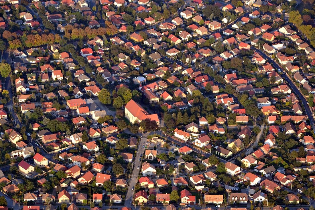 Die Gartenstadt Frohnau in Reinickendorf ist ein besonders lebenswertes Quartier mit denkmalgeschützten Gebäuden, begrünten Vorgärten und schönen Parks. Das Stadtentwicklungsamt Reinickendorf hat ein neues Faltblatt veröffentlicht, das die Vorgaben der Erhaltungsverordnung und der Bebauungspläne erläutert. Das Faltblatt gibt außerdem Ideen für die energetische Sanierung, erneuerbare Energien und Mobilität, die im Einklang mit den Erhaltungszielen umsetzbar sind. Bezirksstadträtin Korinna Stephan freut sich über die Fertigstellung des Flyer und betont das Interesse der Eigentümer und Eigentümerinnen an der Erhaltung des einzigartigen Charakters der Gartenstadt. Sie dankt dem Bürgerverein Frohnau und dem Grundbesitzer Verein Frohnau für die Zusammenarbeit. Das Faltblatt gibt einen verständlichen …