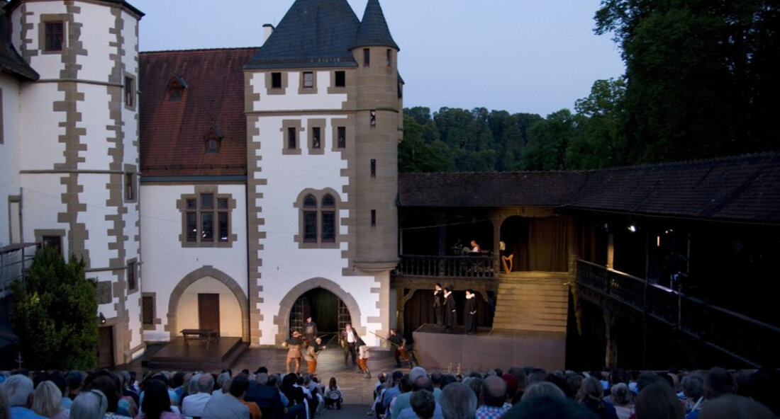 Der Traditionsspielort Jagsthausen leistet seit mehr als 70 Jahren einen wertvollen Beitrag zum kulturellen Leben in der Region Heilbronn. Der staatliche Zuschuss für das Schlossfest wird auf 343.000 Euro pro Jahr erhöht. Der Landeszuschuss für das traditionelle Theaterfest auf der Götzenburg in Jagsthausen wird in dieser Spielzeit um rund 40.000 Euro auf 343.000 Euro erhöht. Mit Aussicht auf eine gute Spielzeit 2022 hat das Ministerium für Wissenschaft, Forschung und Kunst die institutionelle Förderung weiterer Theaterfestivals bundesweit deutlich aufgestockt und würdigt damit die konstant hohe künstlerische Qualität der Festivals. „Das Burgfest Jagsthausen sind seit mehr als 70 Jahren im Landkreis Heilbronn …