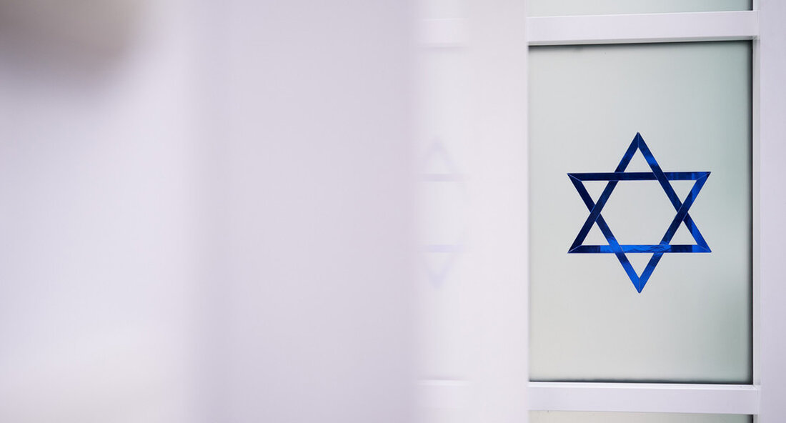 Der 8. April ist der israelische Gedenktag der sechs Millionen europäischen Juden, die von den Nationalsozialisten ermordet wurden. Innenminister Thomas Strobl erinnerte an die besondere historische Verantwortung Deutschlands für das jüdische Leben. Der Kampf gegen den Antisemitismus muss entschlossen geführt werden. Der stellvertretende Ministerpräsident und Innenminister von Baden-Württemberg erklärte am 8. April 2021 am Holocaust-Gedenktag Yom HaShoah Thomas Strobl: „Das Judentum ist seit 1700 Jahren Teil der deutschen Geschichte und Kultur, es ist Teil Deutschlands. Wir denken an dieses Jahr, in dem wir das Jubiläum feiern „1700 Jahre jüdisches Leben in Deutschland“ Feiern Sie besonders und sind dankbar, dass das …